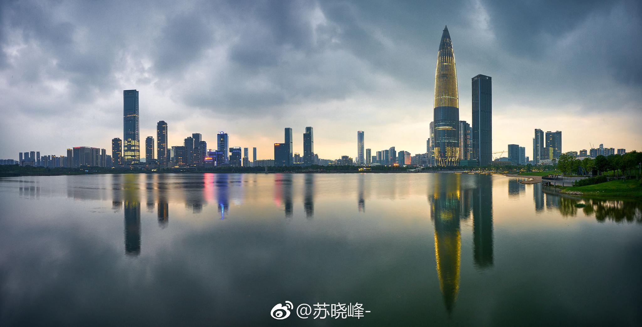 深圳湾人才公园的城市夜景一流。还是上周去深圳时拍的。