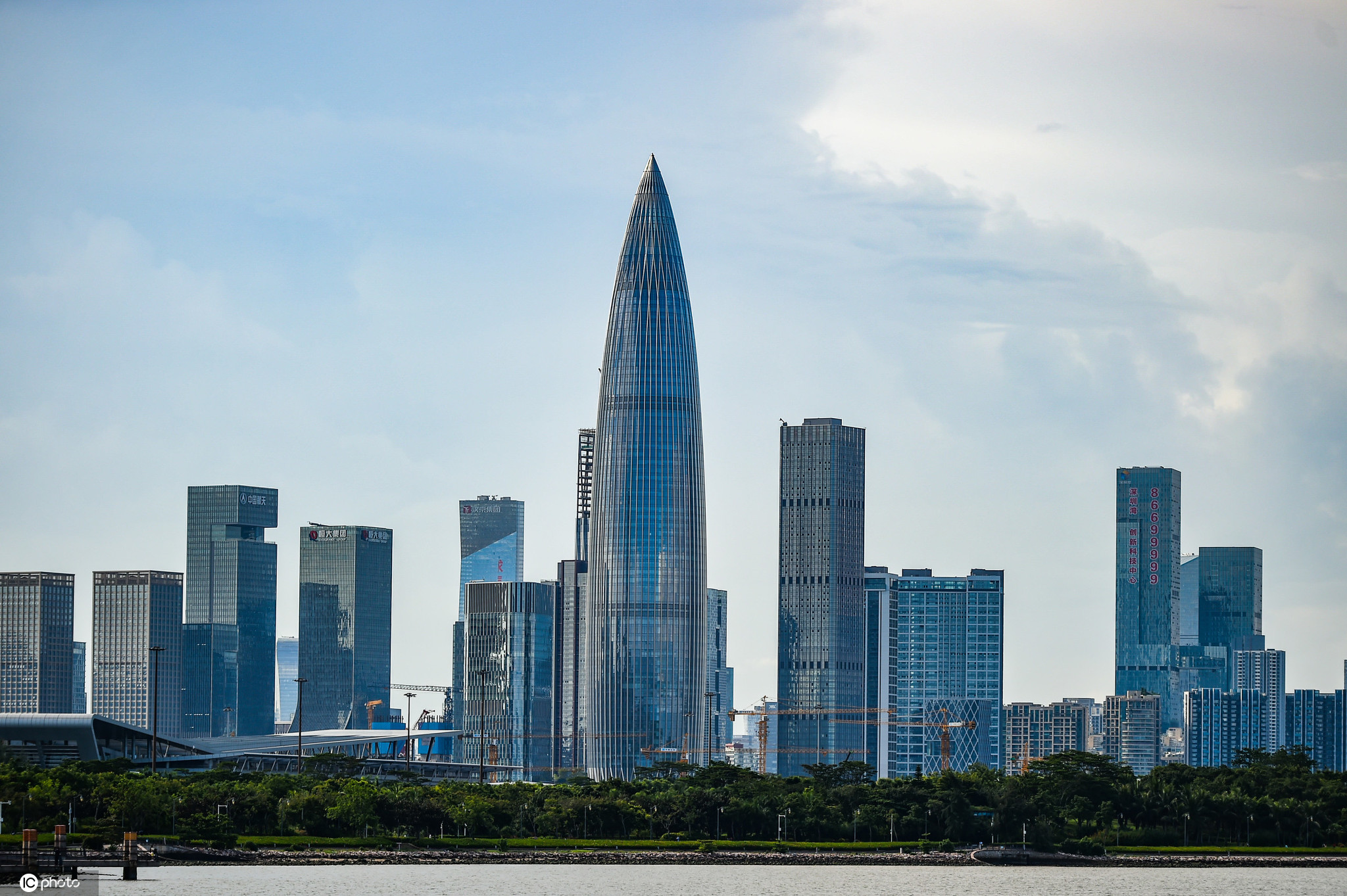 深圳经济特区成立40周年站在深圳湾远眺城市