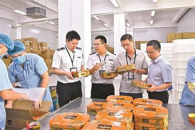 突查“佳宁娜”月饼生产车间