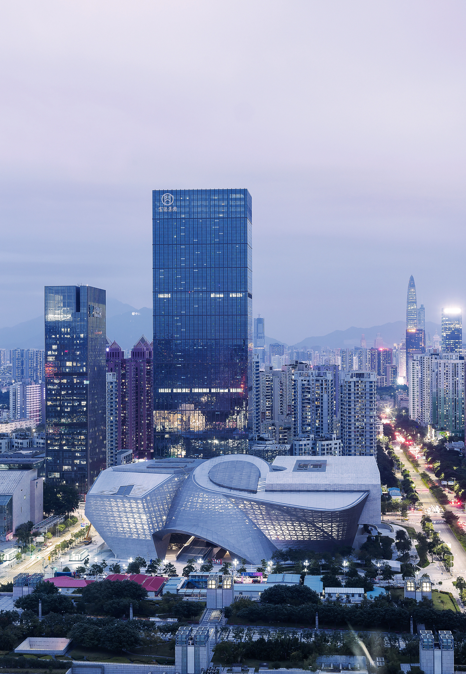 夜景下的深圳市当代艺术与城市规划馆